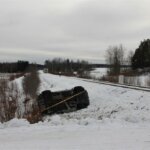 Kiskobussi ja henkilöauto törmäsivät Tähtiniemen ylikäytävällä Orivedellä – autossa olleet loukkaantuivat