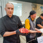 Keittiömestari-keittäjä Pekka Koponen opastaa asiakkaita Ruokakeitaassa