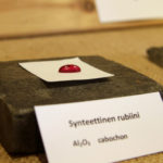 Aito vai laboratoriossa tehty? – Kivimuseon uusi kokoelma esittelee synteettisten jalokivien maailmaa
