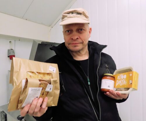 Heikki Penttilä on ollut tällä viikolla 25 vuotta lähiruoan tuottaja. Hän toivoo kauppaketjuihin, että ne ottaisivat aidosti lähituottajien tuotteet valikoimiinsa. (Kuva: Sydän-Hämeen Lehti)