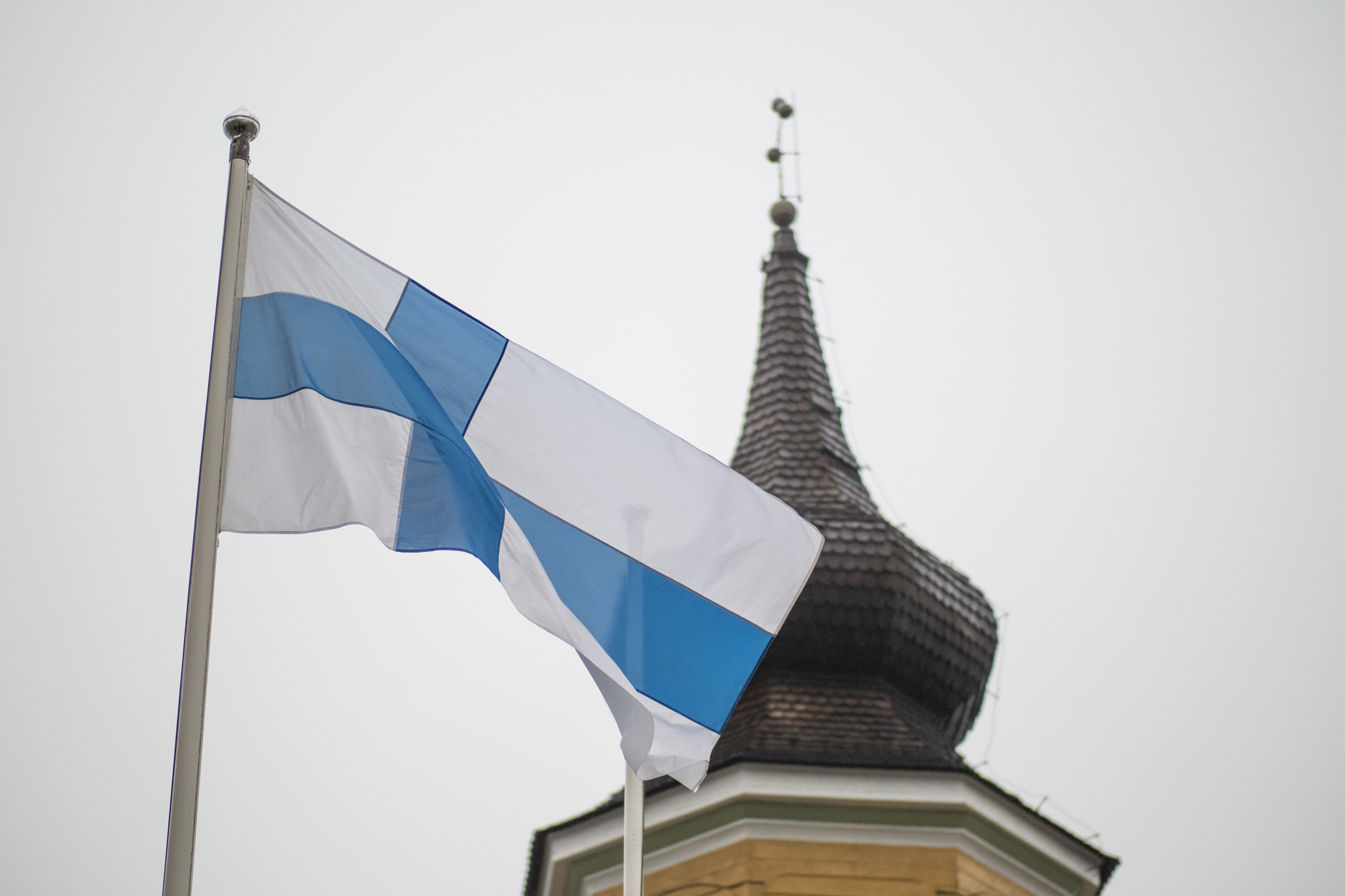 Suomen lippu ja kellotapuli