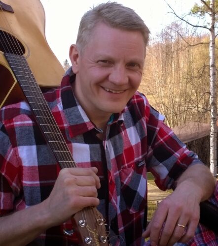 Laitikkalalainen Heikki Rönni tarjoaa asiakkailleen ohjelmapalveluakin. Hän esiintyy mies ja kitara-periaatteella.
