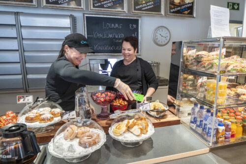 Sanna Björklund (oikealla) on Cafe58:n uusi yrittäjä. Lounaskahvilan perustaja Erja Toppinen tekee myyntitiskin takana viimeisen työpäivänsä perjantaina. Kuva: Juha Jäntti