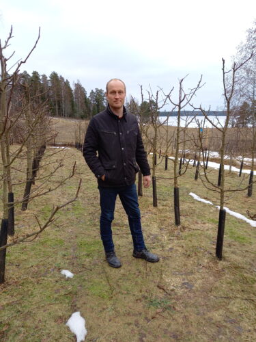 Pälkäneläinen maanviljelijä Ilkka Simola pitää luomutilaa. Hänen mielenkiintonsa on omenatarhan kehittämisessä.