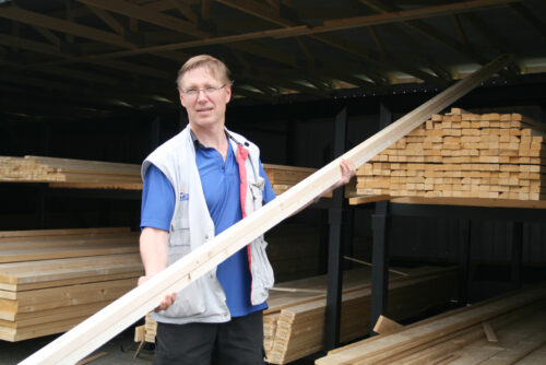 Viialan Rakennustarvike Oy:n kauppias Jussi Rönkkö muistuttaa, että puutavaran korkea hinta ja saatavuuden niukkeminen johtuvat kansainvälisistä markkinoista. Suomalainen, korkeatasoinen puutavara on erittäin haluttua muun muassa USA:ssa. (Kuva: Akaan Seutu)