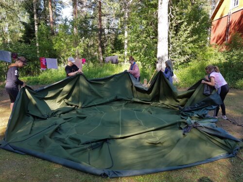 Juupajoen Eräpartiossa opetetaan erilaisia erätaitoja, kuten teltan kasaamista. Kuva: Emmi Pajunen.
