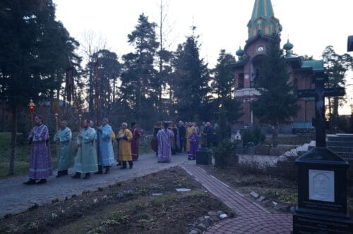 Käkisalmen podvorilla on kaksi kirkkoa. Vanha kirkko on Kaikkien Pyhien kirkko, ja vuosina 2001-2010 rakennettu kadetraali on Kristuksen syntymän kirkko. Koko kaupunkiluostarialue oli ruma kaatopaikka, kunnes vuodesta 1991 lähtien igumeni Fotij ja veljestö alkoi kunnostaa aluetta. Nykyään kaupunkiluostari on suosittu pyhiinvaelluskohde.