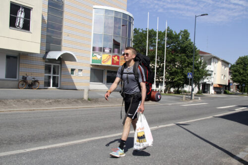Aleksi Kareinen kävelee tänä kesänä Suomen eteläpäädystä maan pohjoisimpaan kolkkaan asti. Kuva: Markus Puolakanaho