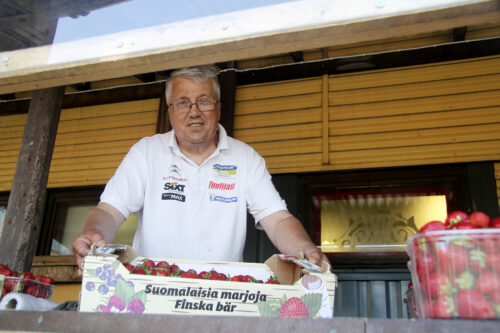 Pekka Tuhkanen myymässä mansikoita. Kuva: Markus Puolakanaho