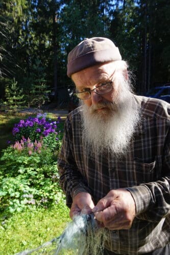 Juhani Kruus on vakuuttunut siitä, että suomalainen järvikala nousee vielä suureen arvoon. Hänen mukaansa lasten ja nuorten keskuudessa tehtävä valistustustyö lisää harrastuneisuutta kalastusta kohtaan ja voimistaa intoa kokata paikallisista Ahdin antimista. (Kuva: Matti Pulkkinen)