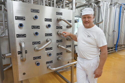 Juustomestari Peter Dörig on kiinnostunut kaikesta tekniikasta, joka liittyy artesaanijuustojen valmistamiseen. Dörigin mukaan juustojen valmistaminen on taidetta. (Kuva: Matti Pulkkinen)