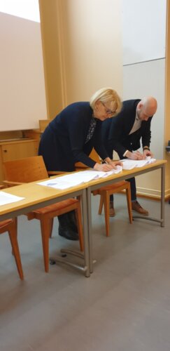 Aleksi Jäntti ja Leena Kostiainen allekirjoittivat aluevaltuustosopimuksen kokoomuksen puolesta. (Kuva: Jari Porraslampi)