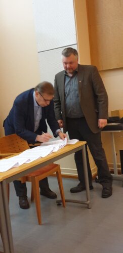 Roope Lehto (oik.) ja Lauri Lyly laittoivat nimensä sopimukseen SDP:n puolesta. (Kuva: Jari Porraslampi)