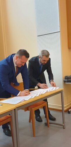 Perussuomalaisten Sami Kymäläinen (vas.) ja Mauri Heiska vetivät nimensä sopimukseen. (Kuva: Jarti Porraslampi)