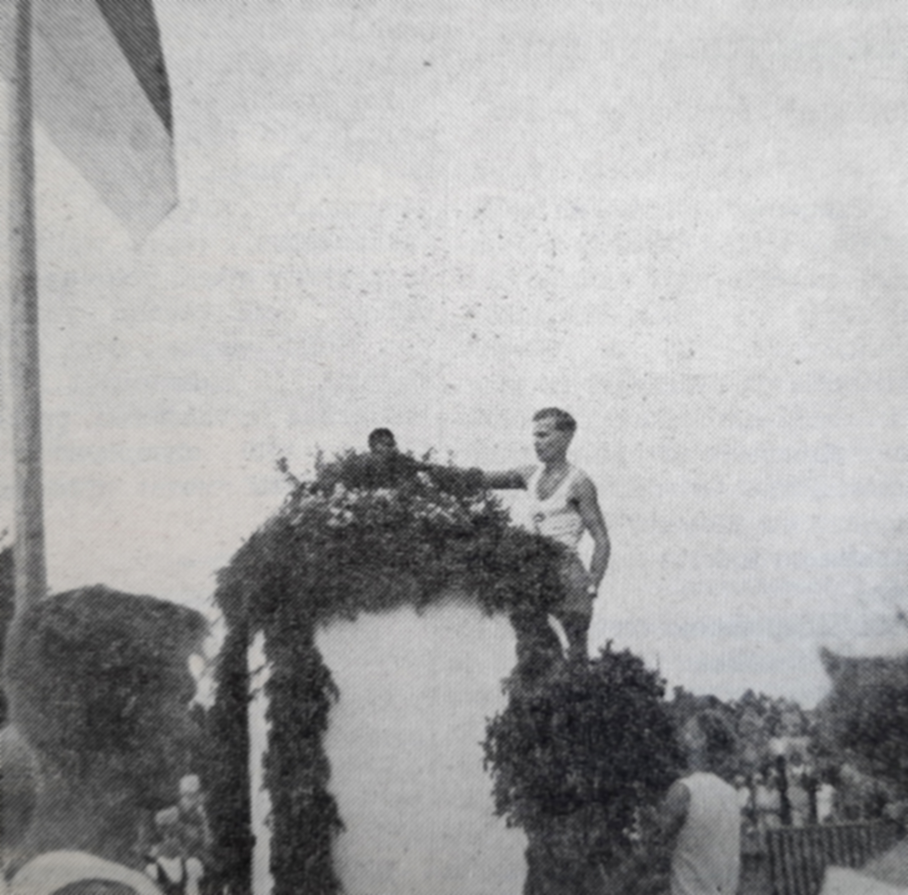 Näin Oriveden Sanomissa kirjoitettiin, kun olympiatuli vieraili  Längelmäellä ja Orivedellä vuonna 1952 – Suojan kentälle suuren  yleisömäärän eteen olympiasoihdun toi Kurt Roos - Oriveden Sanomat