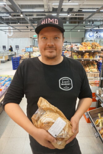 Suomalainen kuluttaja arvostaa ja suosii leipää. K-Citymarket Pirkkalan kauppias Petri Putila on vakuuttunut siitä, että artesaanileipureiden tuotteiden määrä kasvaa. Asiakkaat arvostavat taidolla leivottua leipää. (Kuva: Matti Pulkkinen)