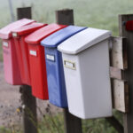 Postilaatikoiden uudelleen sijoittelun on kritisoitu muun muassa hankaloittavan teiden aurausta – Posti perustelee laatikoiden siirtämistä työturvallisuudella ja ekologisuudella