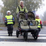 Liikennesääntöjä opetellaan lasten kanssa päivittäin, kun liikkeellä ollaan – kanssakulkijat saavat kiitosta pienten keltaliivisten kävelijöiden huomioimisesta, mutta yhden pyynnön perhepäivähoitaja esittää