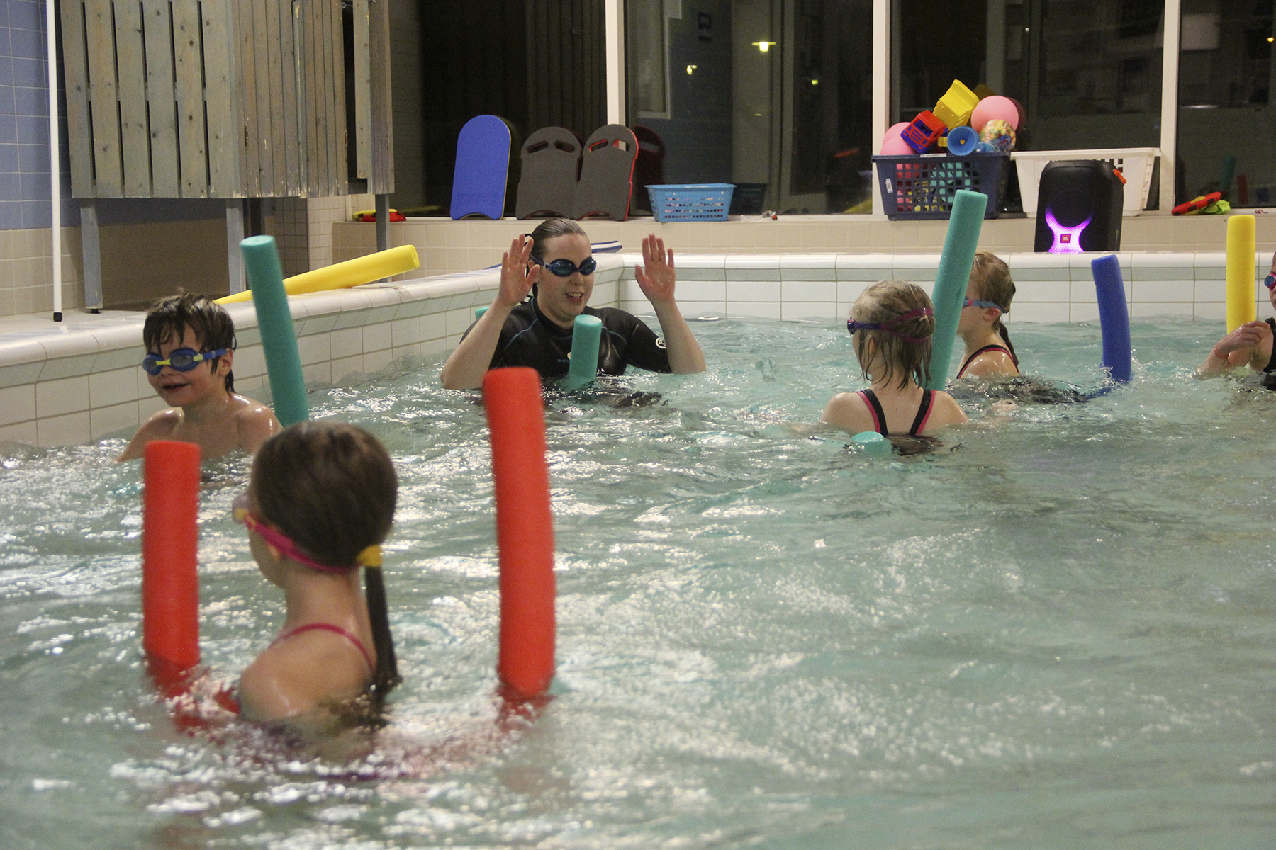 Vedessä liikkumista he ovat harjoitelleet muun muassa uimapötkylöiden avulla. 