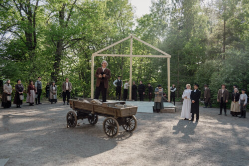 Raittiusaate ja työväentoiminta toivat uutta ajateltavaa Pentinkulman väelle. Tom Lindholm (kärryillä) on paljon vartijana Adolf Halmeen housuissa ja saappaissa. Lindholm on liekeissä Pyynikillä. (Kuva: Katri Dahlström)