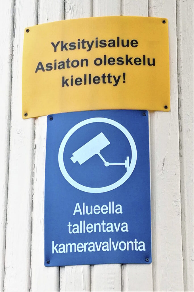 Uiherlan kenttä, kyltti