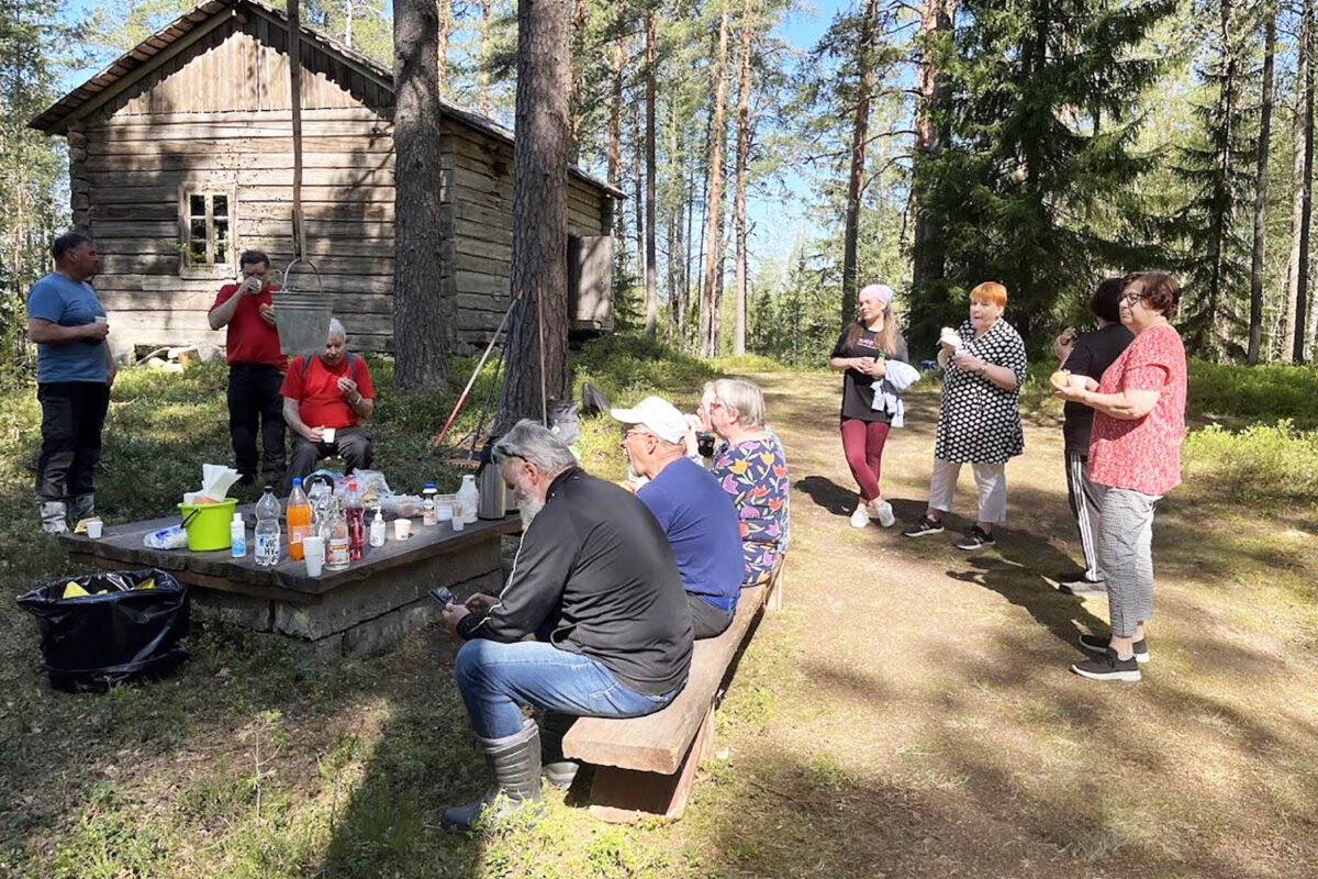 Kotiseutumuseolla siivottiin pölyt pois, kylvettiin pellavaa ja istutettiin pottuja – ja nautittiin juhlakahvit 75-vuotiaan Suomen Kotiseutuliiton kunniaksi
