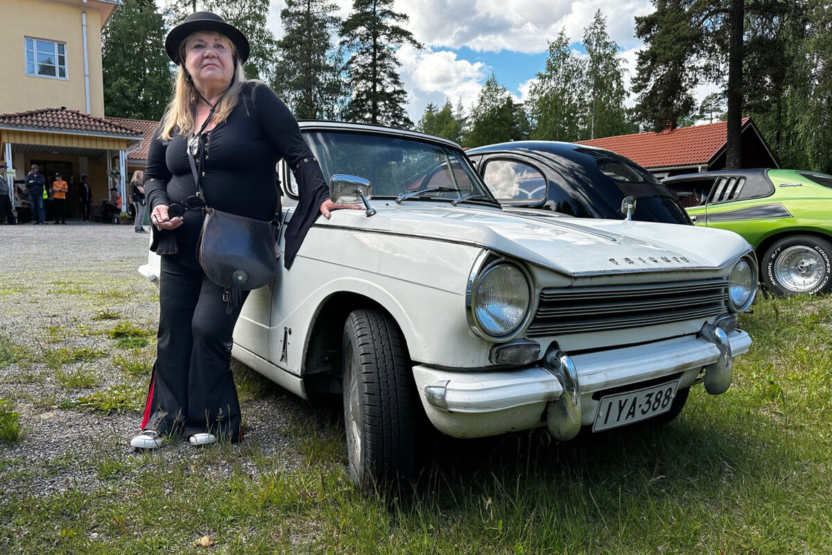 Harvinaiset tapaukset olivat paikalla Hirsilän vanhojen autojen harrastajien tapahtumassa – naisharrastaja ja vuoden 1967 Triumph