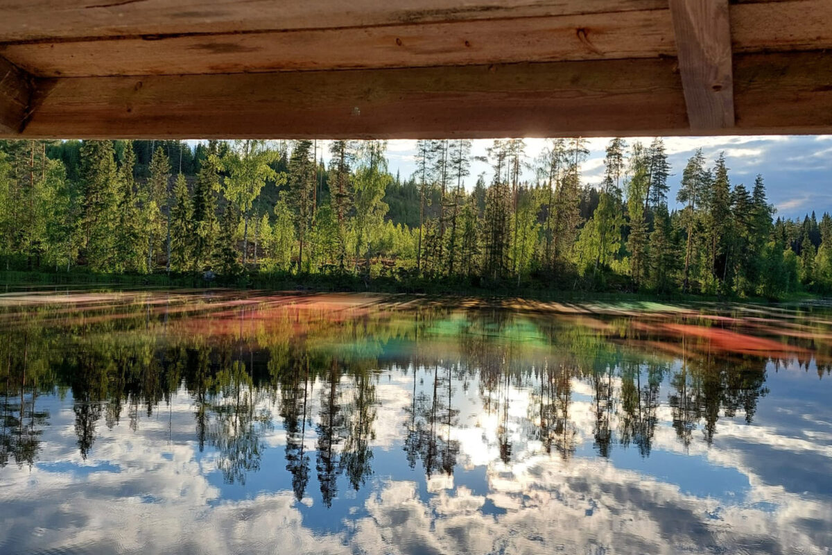 Lukijan kuva: Sateenkaaren värit hohtivat järven pinnalla