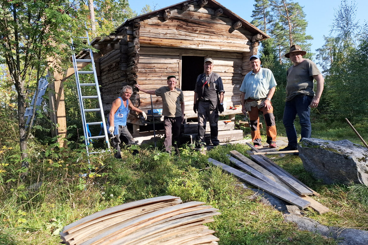 Pari aittaa sai taas uudet katot – vanhoilla opeilla mennään, kunhan päreiden naputtelijoita riittäisi jatkossakin