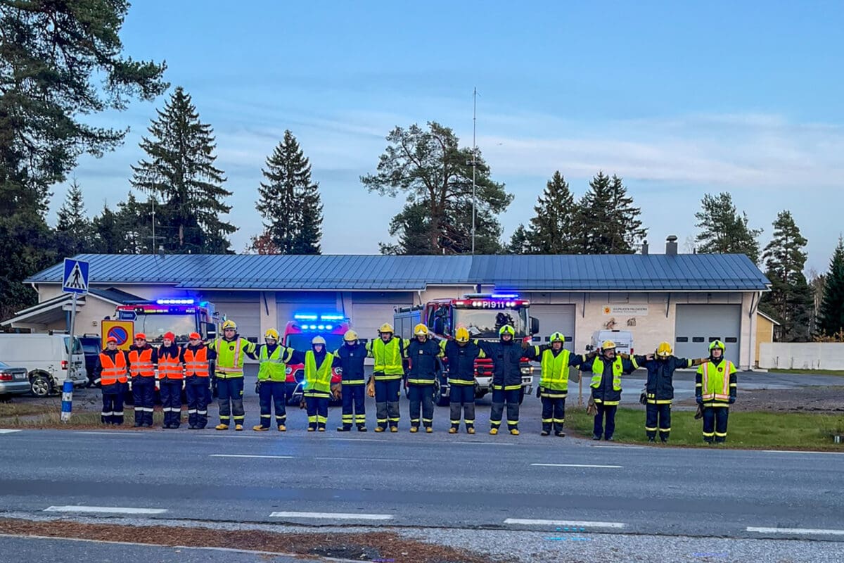 Palomiesten mielenilmaukset turvallisemman, päihteettömän liikenteen puolesta ja menehtyneen kollegan muistoksi herättivät huomion – Orivedellä kokoonnuttiin villasukkasillalle