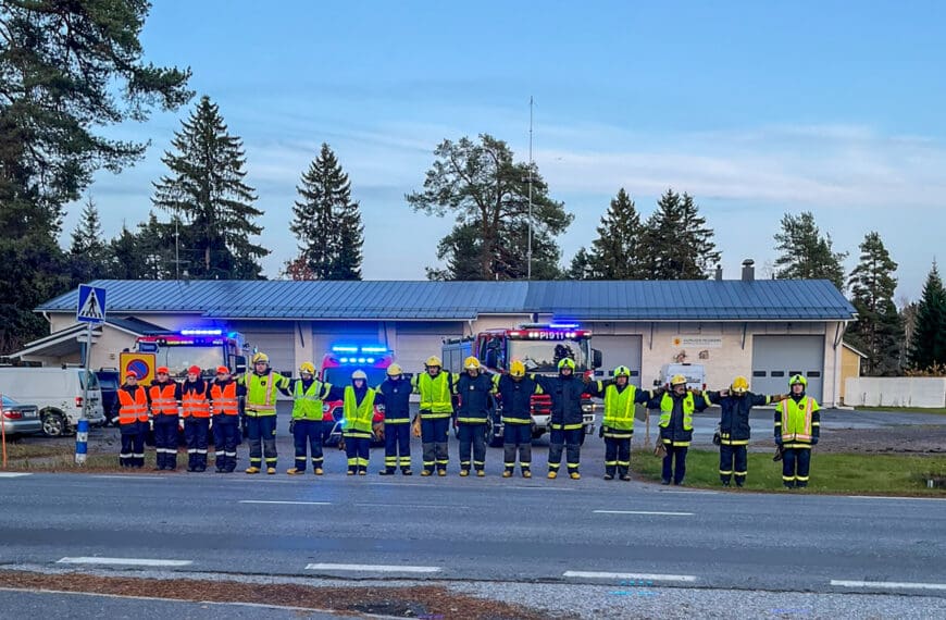 Palomiesten mielenilmaukset turvallisemman, päihteettömän liikenteen puolesta ja menehtyneen kollegan muistoksi herättivät huomion – Orivedellä kokoonnuttiin villasukkasillalle